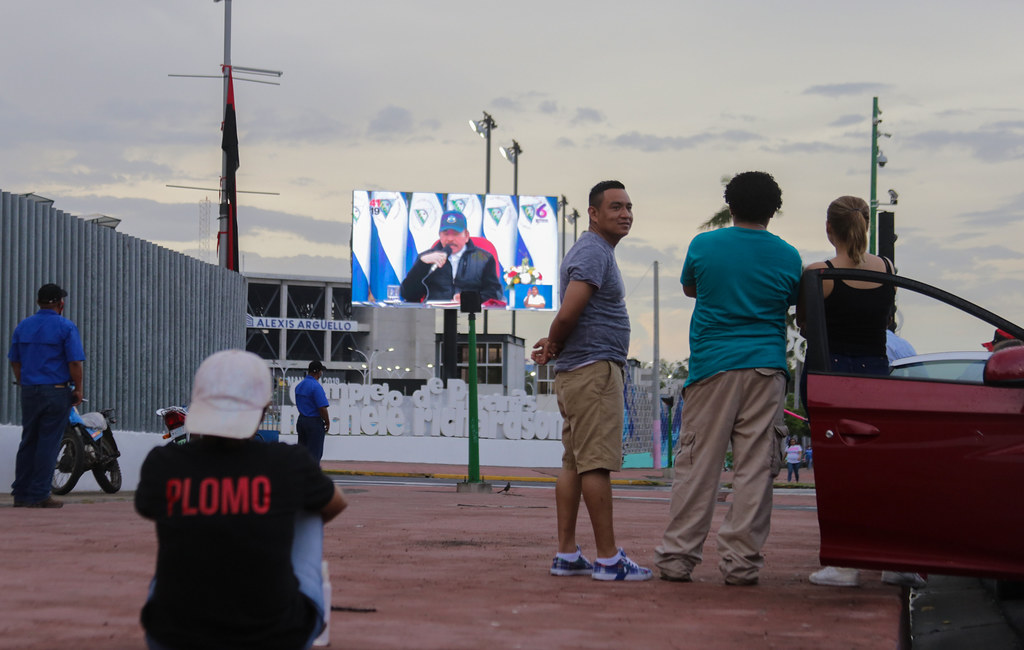 Todas las pantallas en las calles y comedores de la Avenida Bolivar trasmitían la comparecencia de Ortega Foto: Nayira Valenzuela/ Confidencial