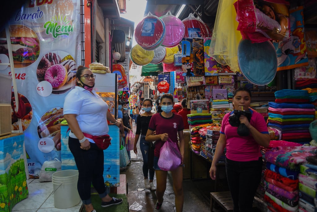 Fotorreportaje | El Mercado Oriental pierde el miedo a la covid-19 -  Confidencial