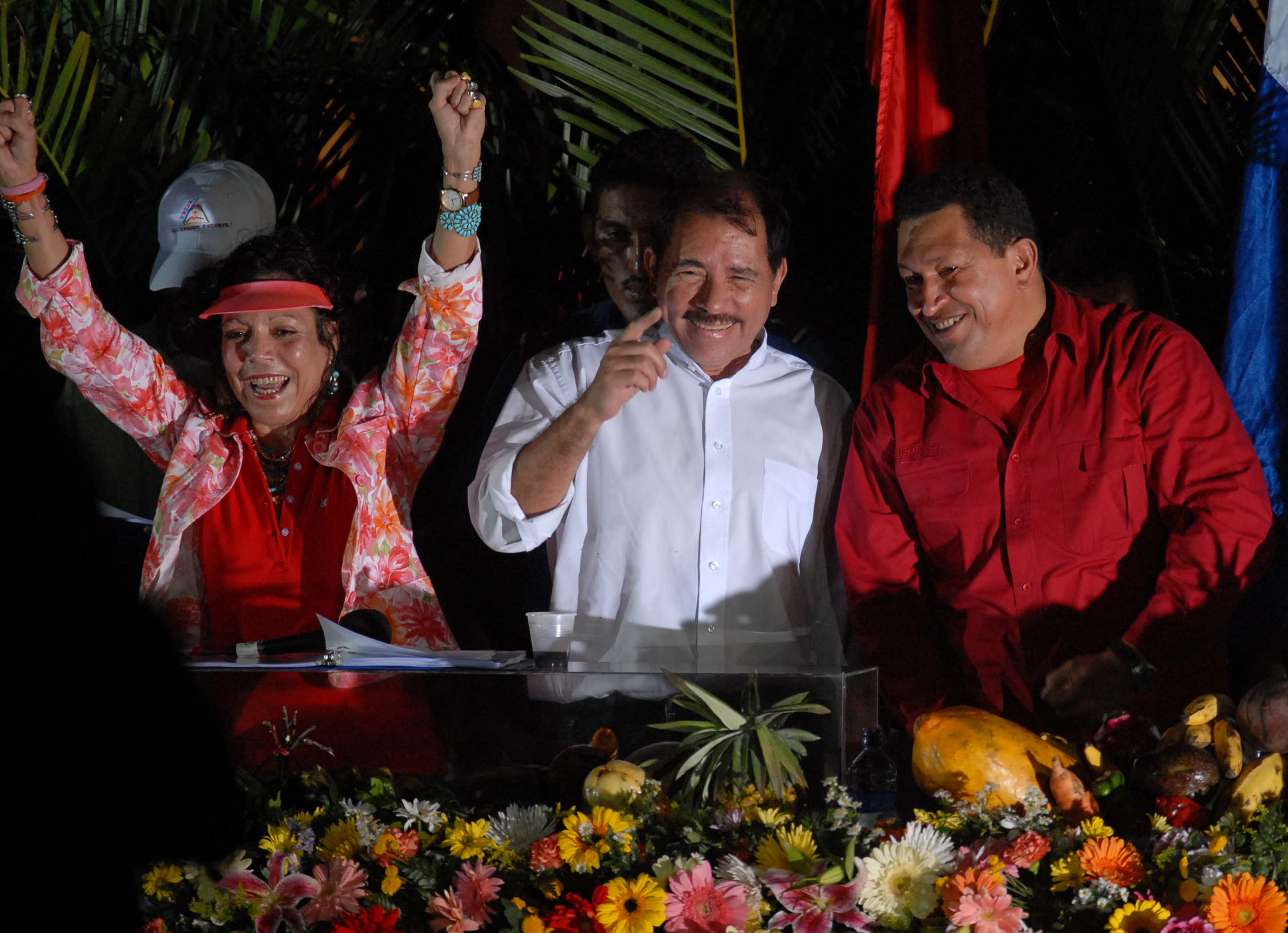 Rosario Murillo y Daniel Ortega con Hugo Chávez