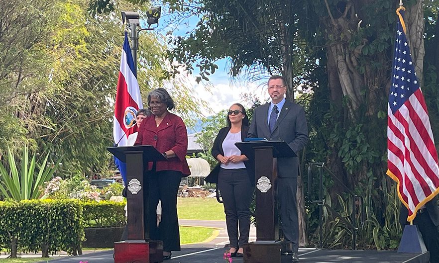 La embajadora de Estados Unidos ante las Naciones Unidas, Linda Thomas-Greenfield, y el presidente Rodrigo Chaves