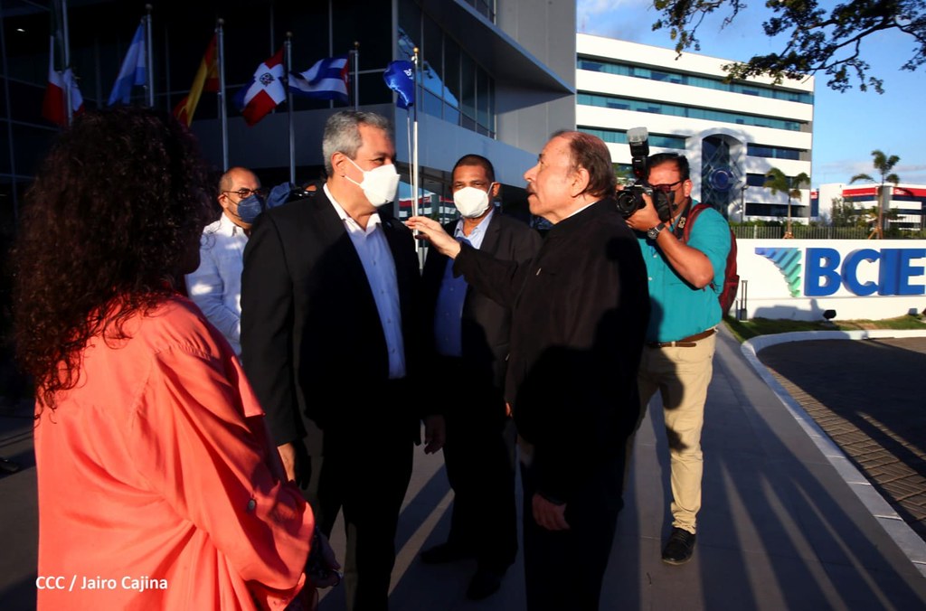 Dante Mossi, greets Daniel Ortega