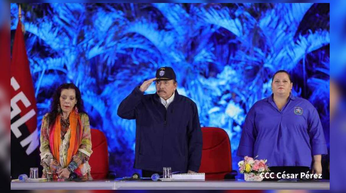 Daniel Ortega y Rosario Murillo junto a la ministra de Gobernación, Amelia Coronel Kinloch