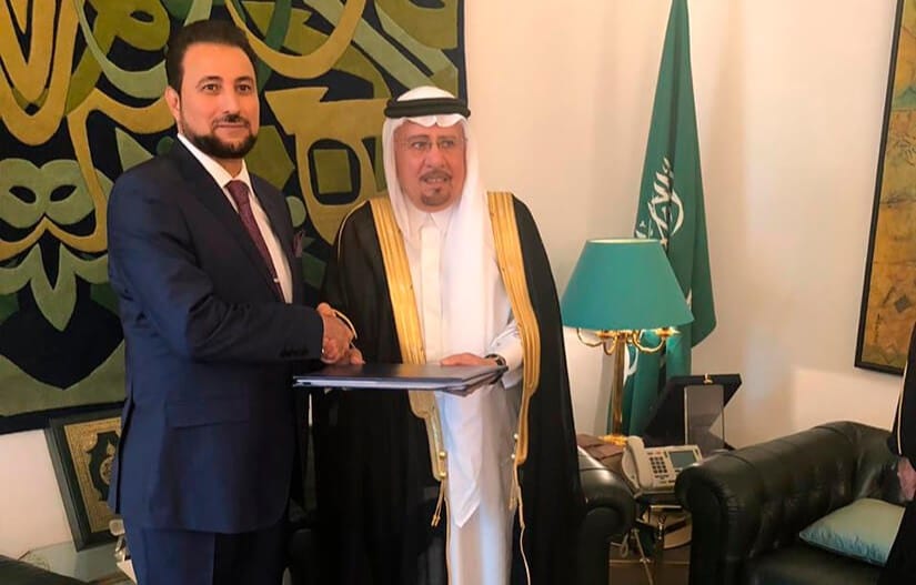 Mohamed Farrara Lashtar entrega las cartas credenciales al canciller del Reino de Arabia Saudita, Nizar Ben Obaid Madani