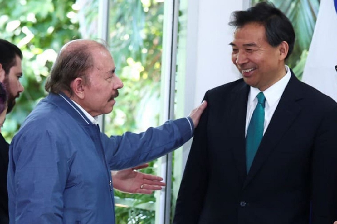 Daniel Ortega y Luo Zhaohui