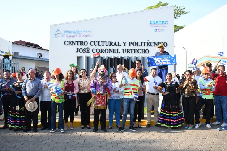 corte de cinta que dio por inaugurado el centro “José Coronel Urtecho”, instalado en el plantel robado al diario La Prensa