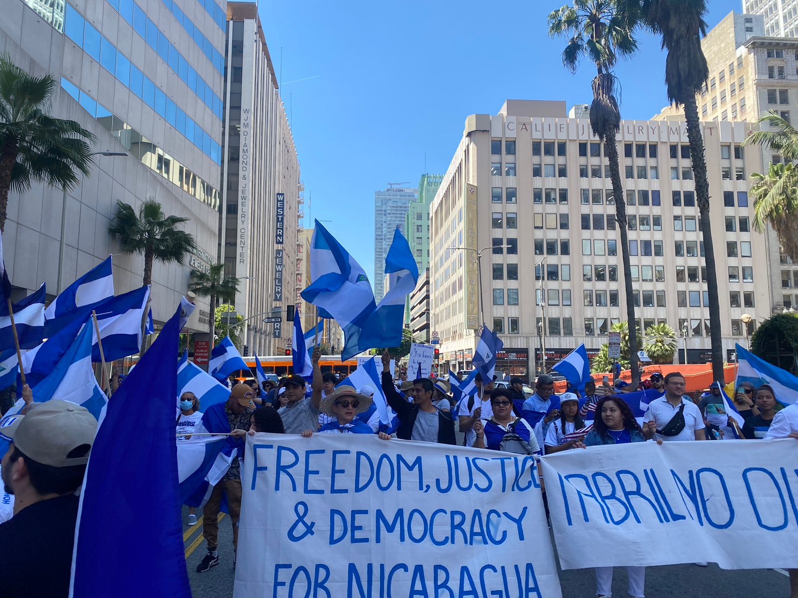 Nicas marchan en Los Ángeles para conmemorar la Rebelión de Abril