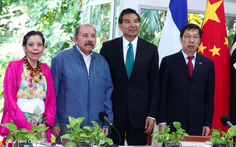Daniel Ortega con Luo Zhaohui