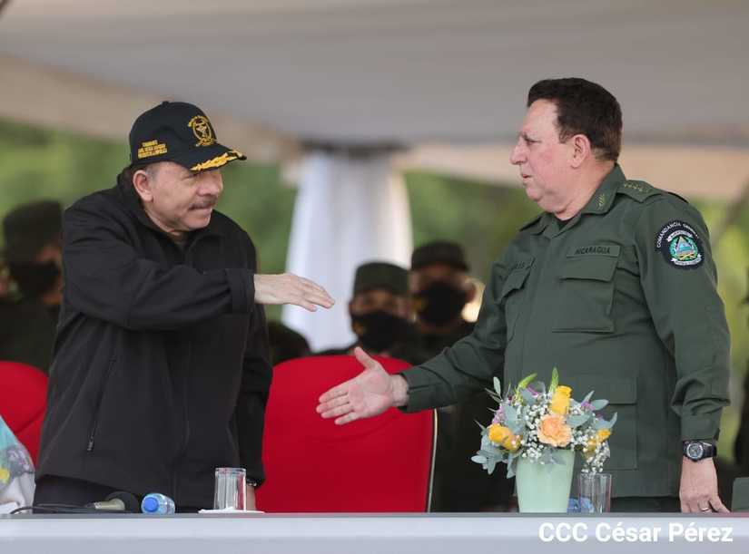 Daniel Ortega greets General Julio César Avilés