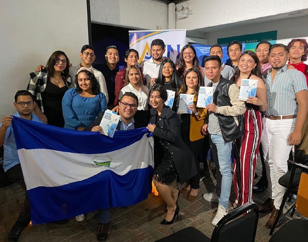 Young Nicaraguans present the book “April Flame of Freedom” in Costa Rica.