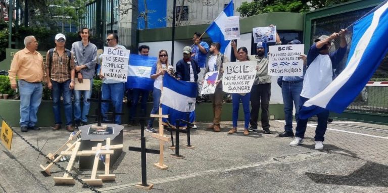 Plantón en protesta por el financiamiento que el BCIE da a la dictadura Ortega-Murillo.