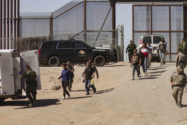 Migrantes detenidos son trasladados por agentes fronterizos en El Paso, Texas