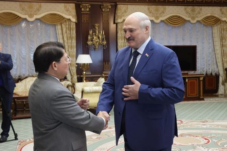 El canciller Denis Moncada con el presidente de Bielorrusia, Alexandr Lukashenko