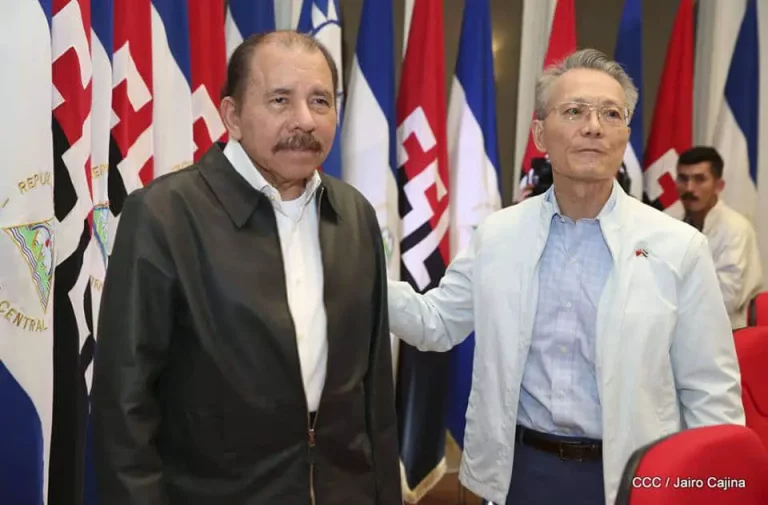 Daniel Ortega junto al último embajador de Taiwán en Nicaragua, Jaime Chin-Mu Wu