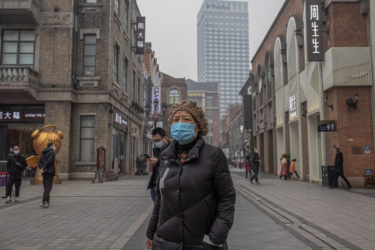 Imagen de 2021 de una mujer con mascarilla en Wuhan, China, foco del coronavirus