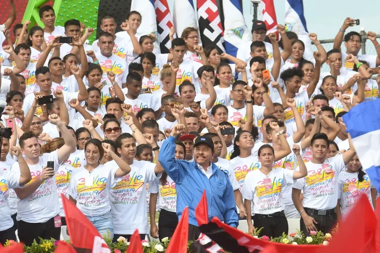 Daniel Ortega rodeado de sus partidarios durante un acto del 19 de julio