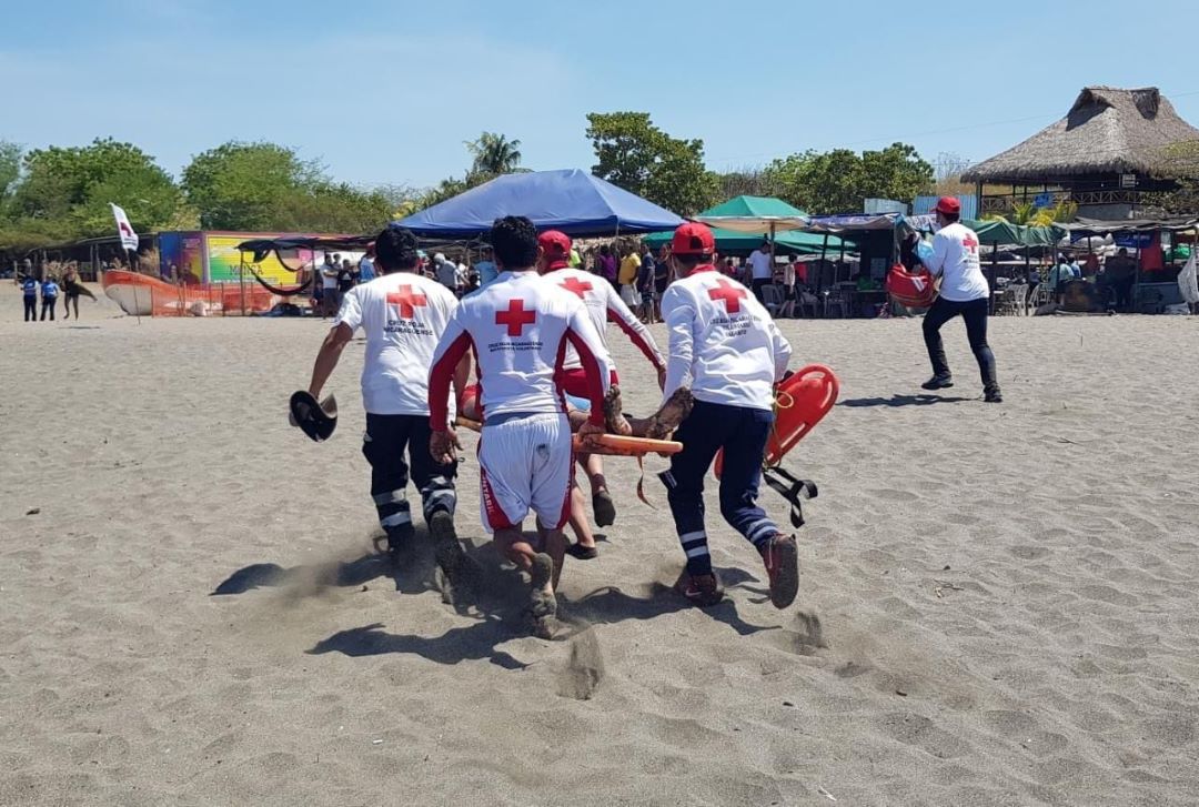 Socorristas de la Cruz Roja atienden a un ciudadano en una playa nicaragüense.