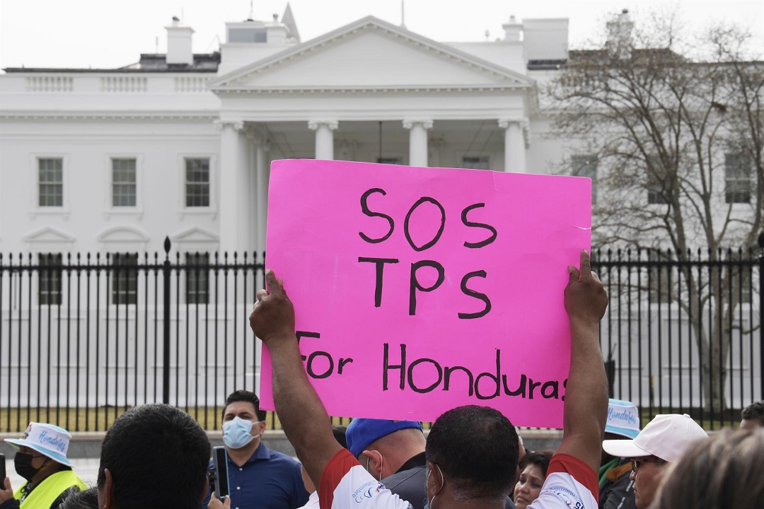 Protesta de ciudadanos hondureños frente a la Casa Blanca para exigir la extensión del TPS