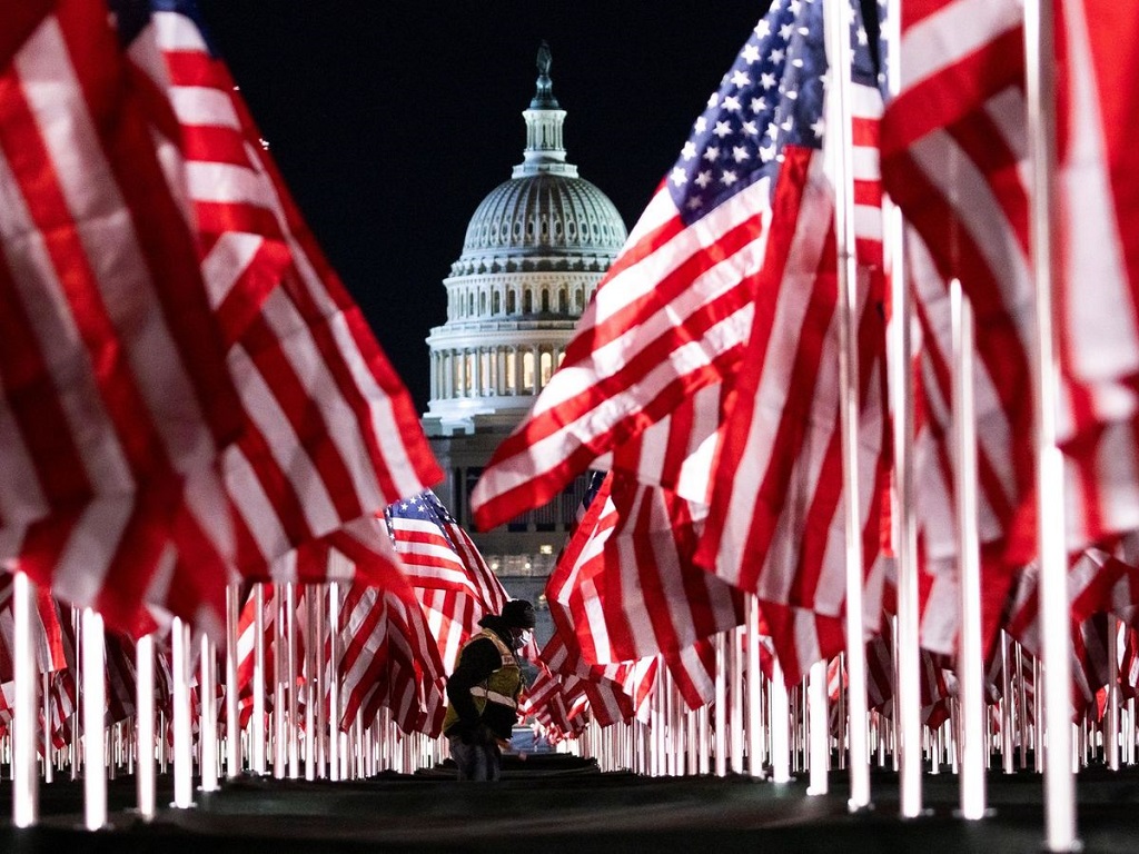 Banderas de Estados Unidos frente al Congreso