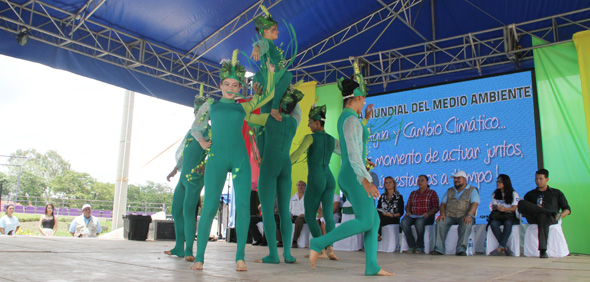 El diputado Edwin Castro durante la Feria Nacional de la Tierra, organizada por el Club de Jóvenes Ambientalistas. | Foto: Tomada de la Asamblea Nacional 