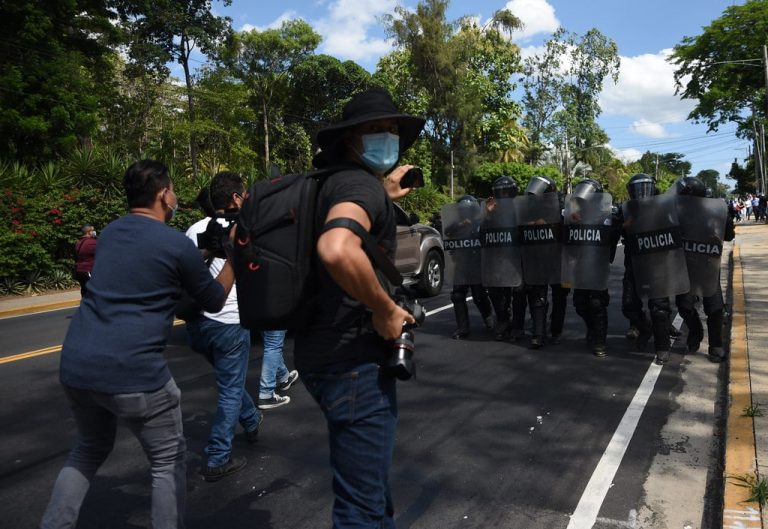 Periodistas en allanamiento a Cristiana Chamorro