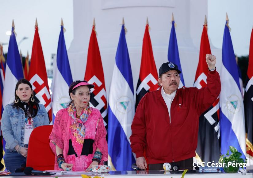 Daniel Ortega, Rosario Murillo y atrás Camila Ortega