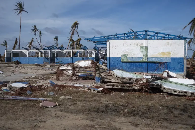 escuelas destruida por huracanes