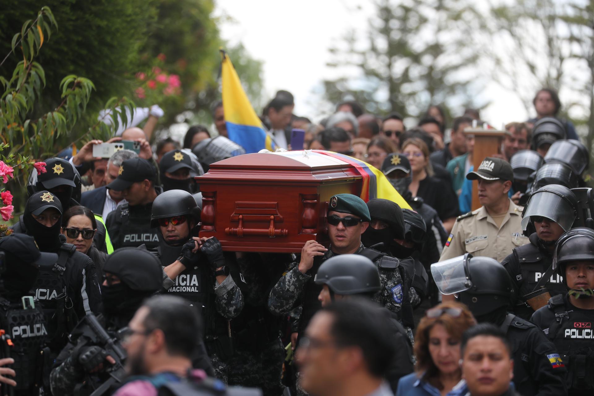 El féretro del candidato ecuatoriano Fernando Villavicencio es trasladado hacia el cementerio