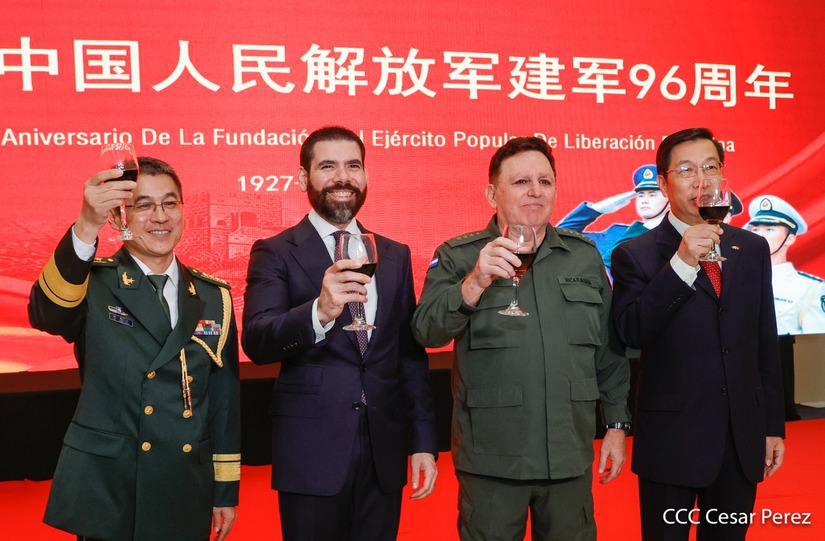 Coronel superior de Defensa de China en Nicaragua Liu Zhaofeng, Laureano Ortega Murillo, el general Julio César Avilés y embajador de China en Nicaragua Chen Xi.