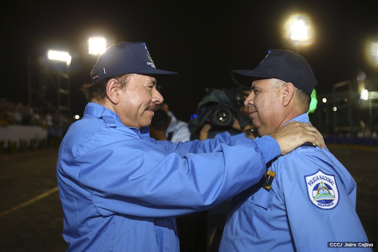 Daniel Ortega con Aldo Sáenz, comisionado general de la Policía