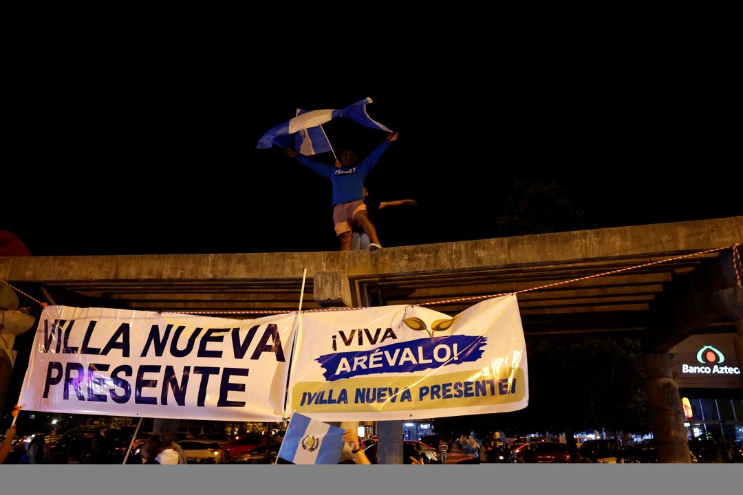 Seguidores del presidente electo de Guatemala, Bernardo Arévalo, celebran el resultado de las elecciones
