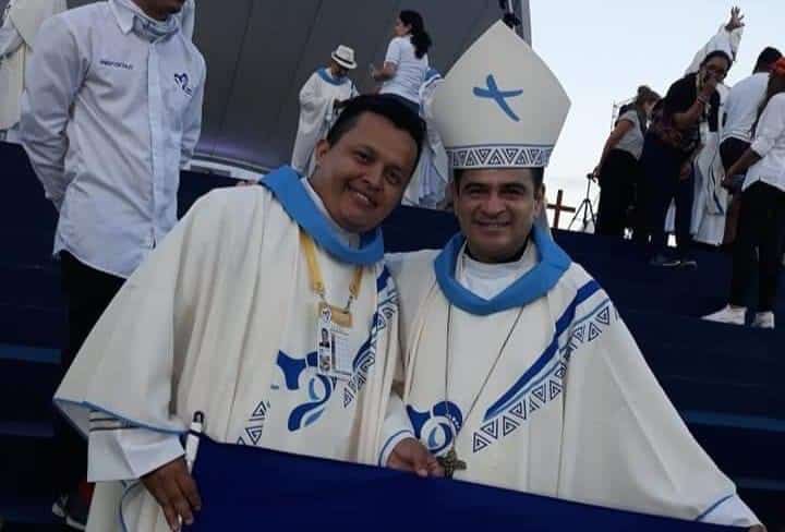 Sacerdote Erick Díaz y obispo Rolando Álvarez