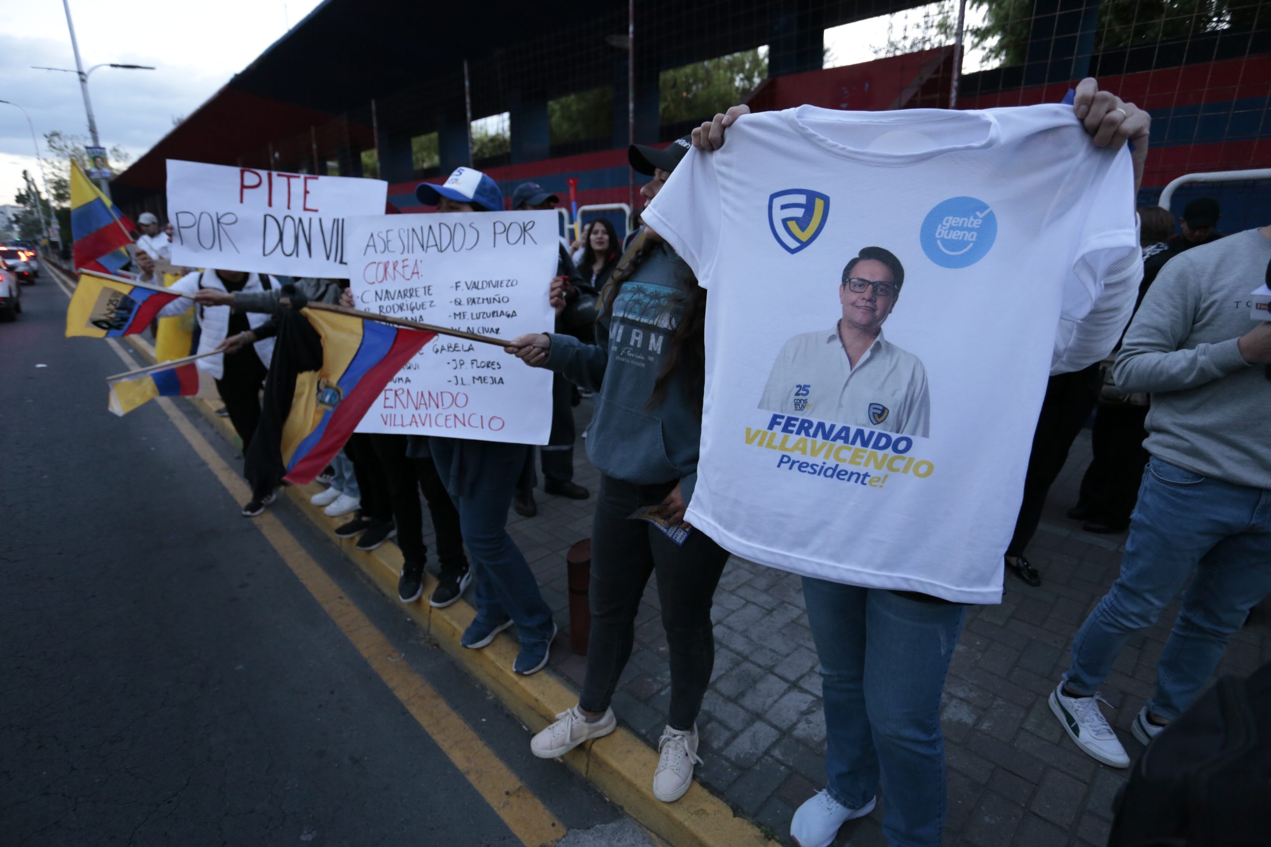 Simpatizantes de Villavicencio salen a las calles a recordar el candidato