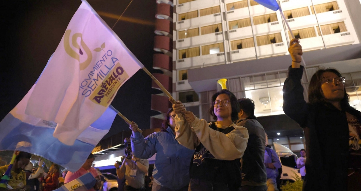 Seguidores del presidente electo Bernardo Arévalo con banderas del Movimiento Semilla, en Ciudad de Guatemala