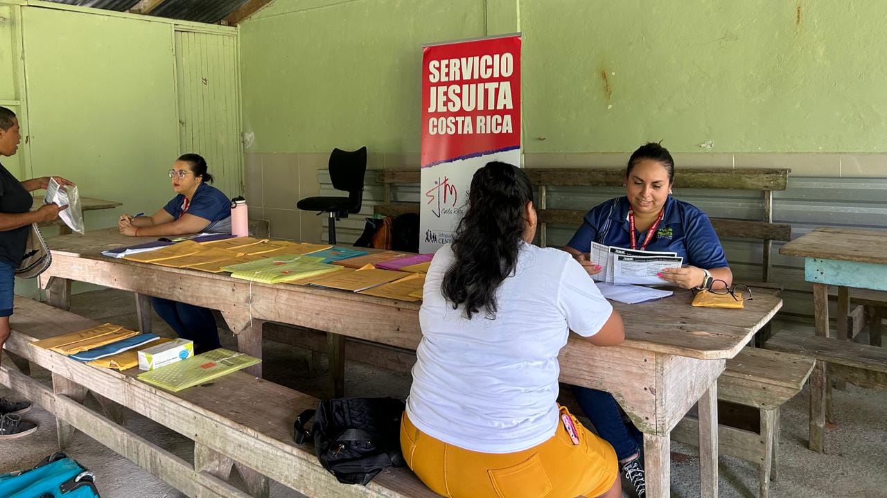 Brindando acompañamiento a personas de la comunidad “La Aldea”, en el cantón de Sarapiquí. Mayo 2023. Foto: Cortesía Servicio Jesuitas para Migrantes Costa Rica.