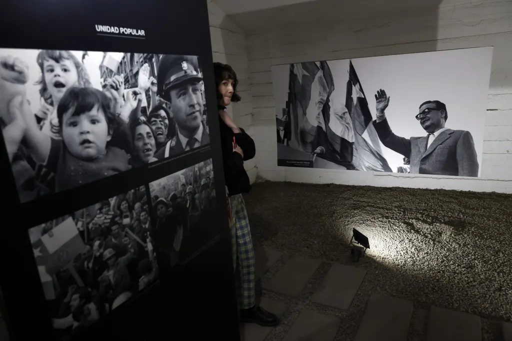 Una mujer observa imágenes del expresidente chileno, Salvador Allende (d), en la Galería Permanente Andes Norte del Estadio Nacional, en Santiago (Chile). EFE/Elvis González