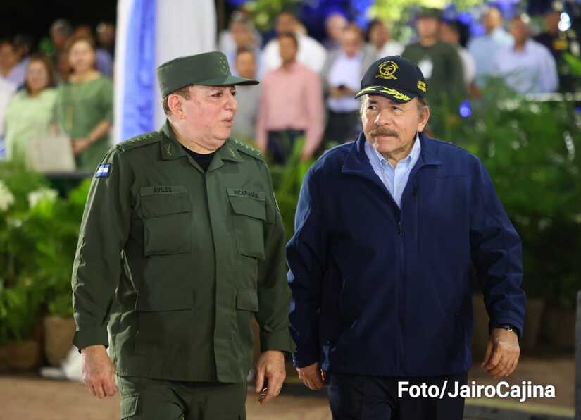 El general de Ejército Julio César Avilés Castillo (izq.) camina junto a su jefe Daniel Ortega, el 4 de septiembre de 2023. Foto: Presidencia
