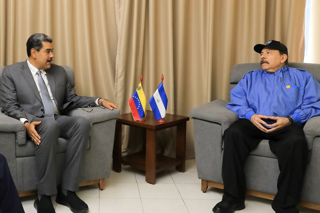 El dictador Daniel Ortega (der.) junto a su homólogo venezolano, Nicolas Maduro, durante la Cumbre del G77+China en Cuba, en septiembre de 2023. Foto: EFE