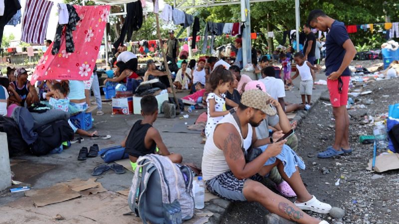 Migrants rest at a shelter in Paso Canoas, Costa Rica. Photo: EFE / Confidencial