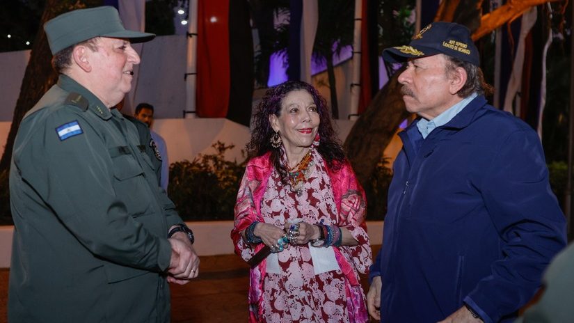 Julio César Avilés con Rosario Murillo y Daniel Ortega