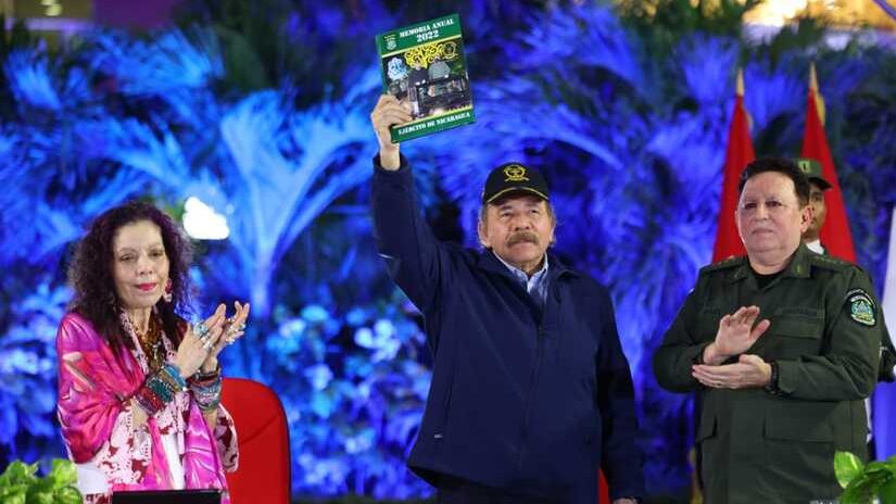 Daniel Ortega con la Memoria Anual del Ejército 2022