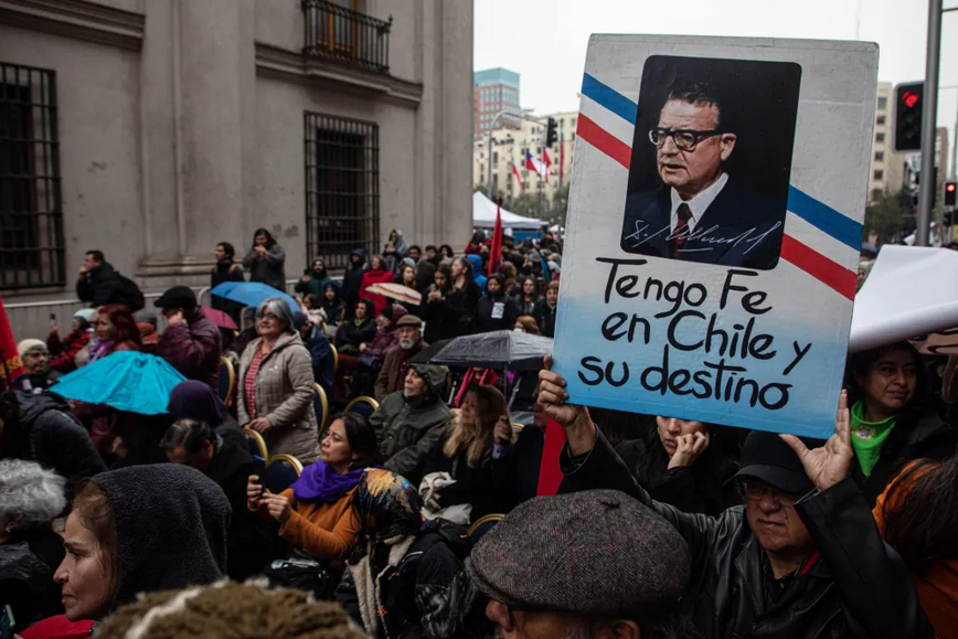 Ciudadanos portan pancartas con la imagen y palabras dichas por Salvador Allende, durante una manifestación, en Santiago (Chile). EFE/Lucas Aguayo