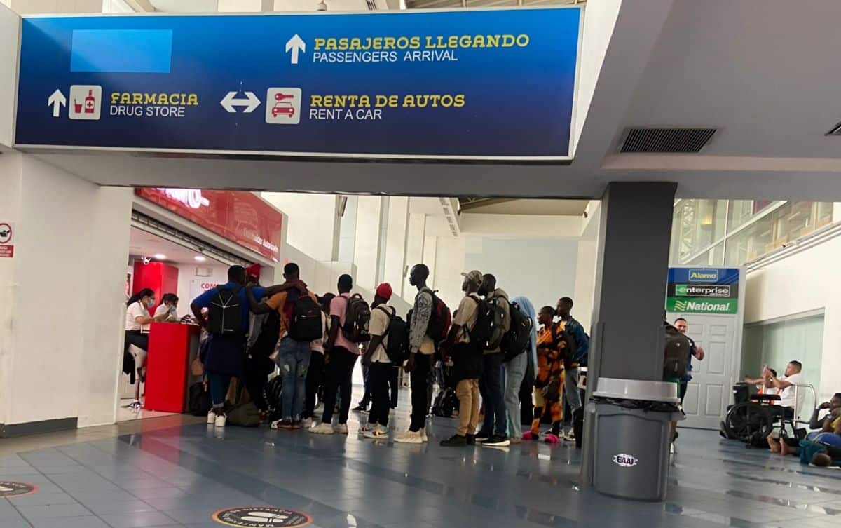 migrantes haitianos en el aeropuerto internacional de managua