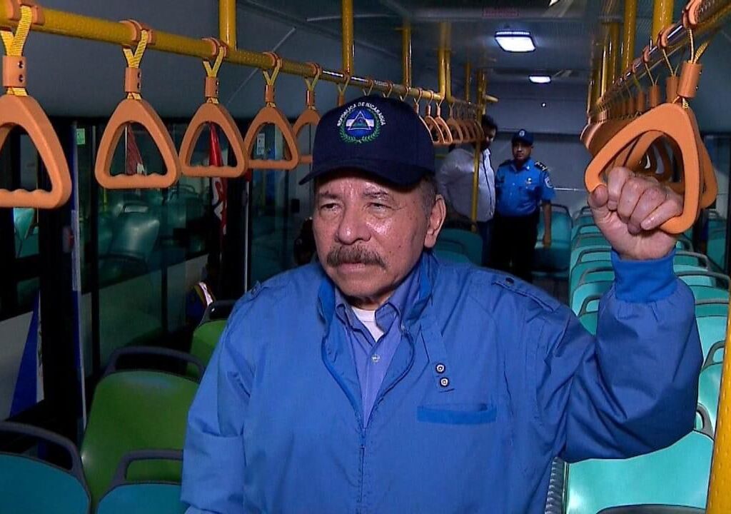 Daniel Ortega en uno de los buses de China