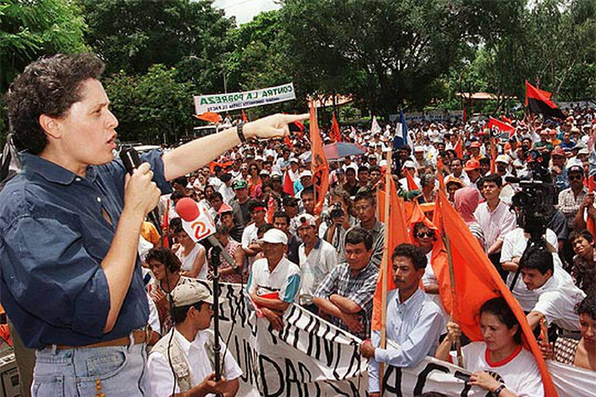 Dora María Téllez en un acto público en 1999