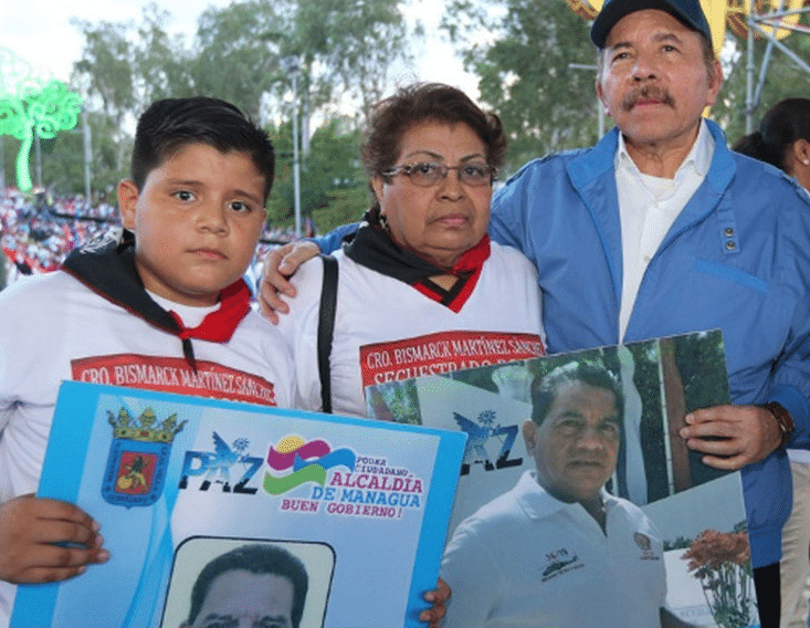 Daniel Ortega con familiares de Bismarck Martínez