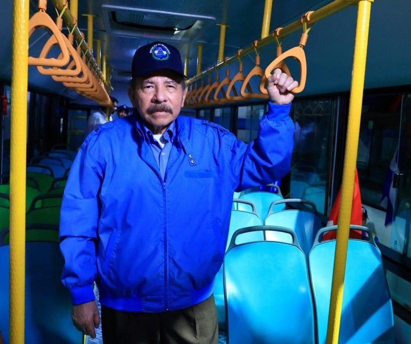 Daniel Ortega abordo de un bus chino en Managua