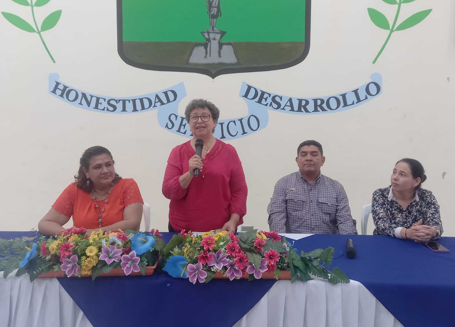María Elsa Guillén ante trabajadores de la Alcaldía de Ciudad Sandino