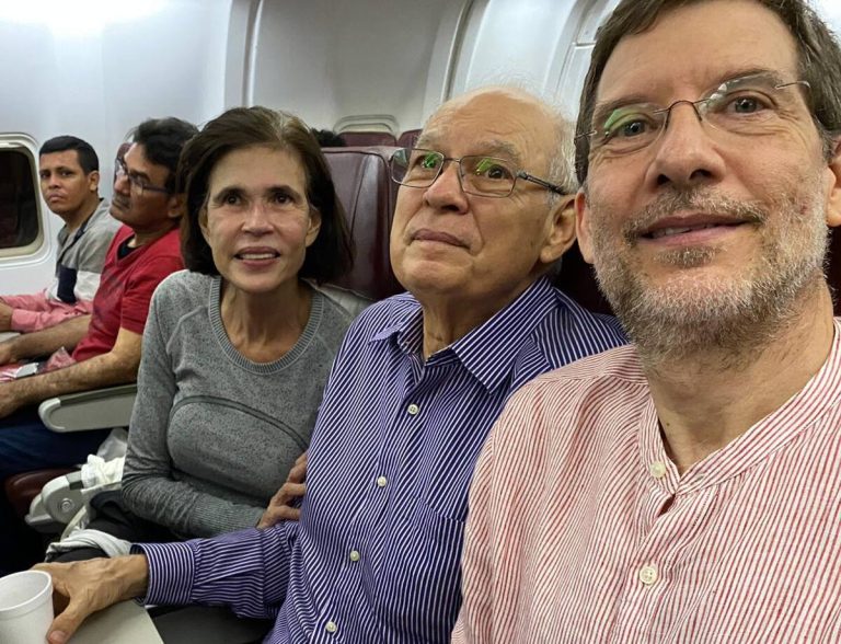 Nicaragüenses excarcelados políticos y desterrados en el vuelo que los llevó de Nicaragua a Estados Unidos