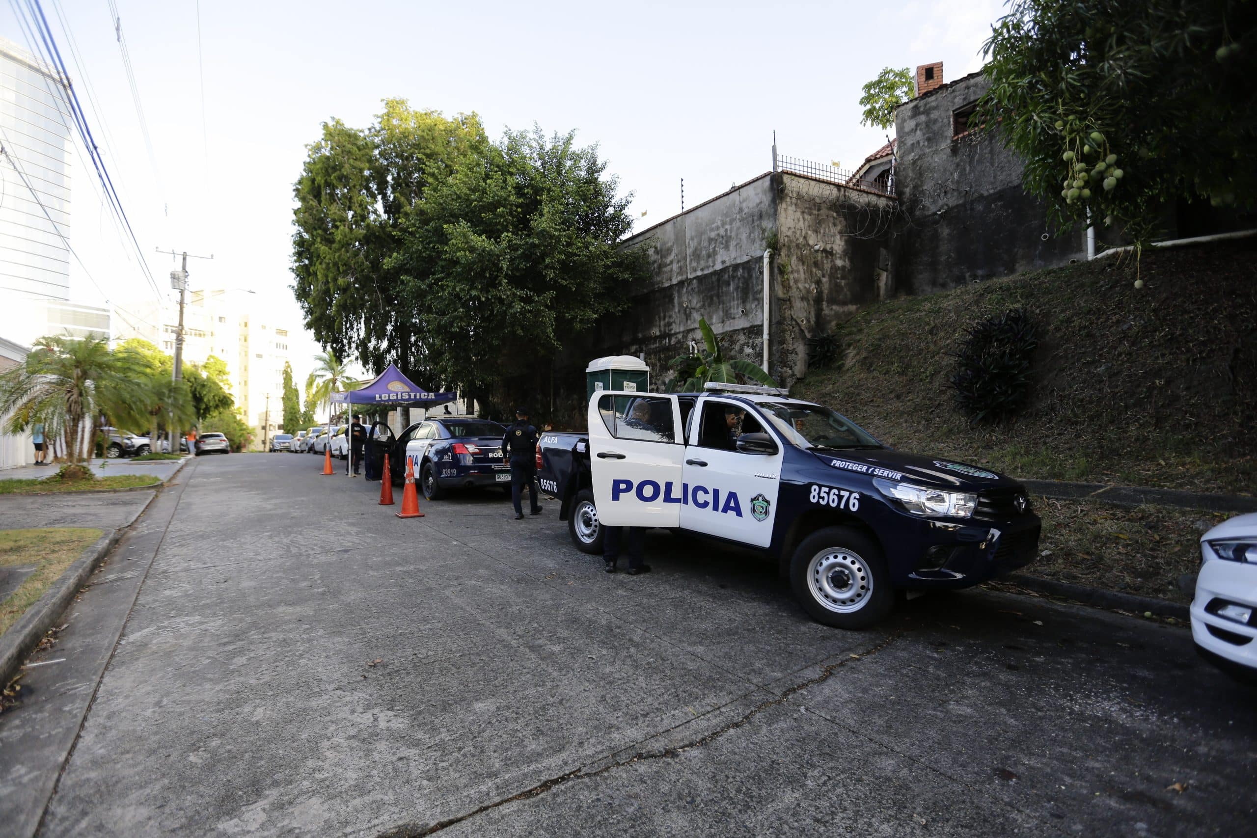Policías apostados afuera de la embajada de Nicaragua en Panamá a la espera de Ricardo Martinelli
