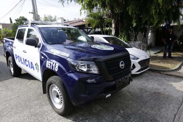 Policías afuera de la embajada de Nicaragua en Panamá custodian a Ricardo Martinelli